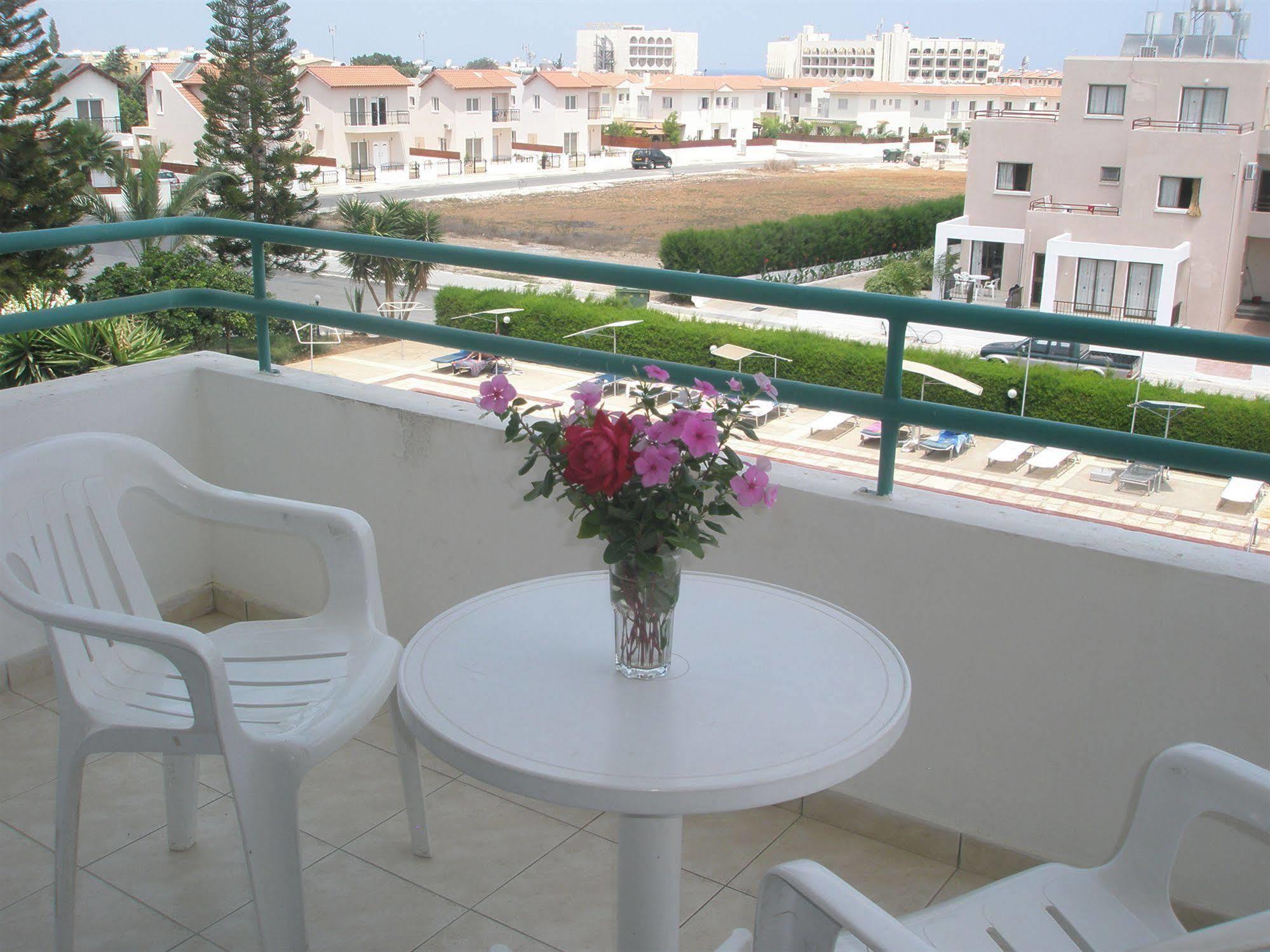 Debbiexenia Hotel Apartments Paralimni Exterior foto